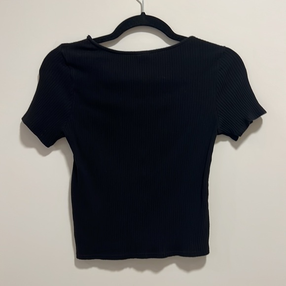 Cropped Scoop neck, faux button front t shirt, black ribbed, 90’s style - Picture 5 of 8